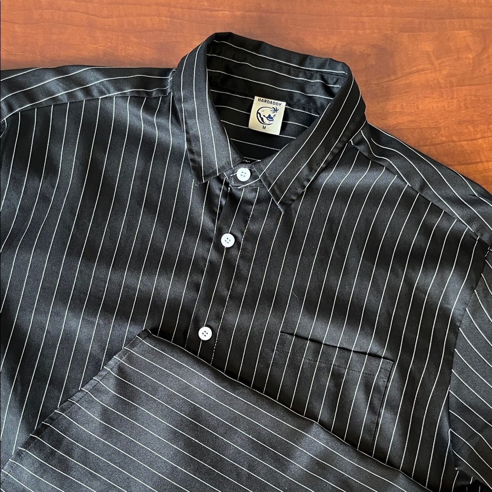 Hardaddy Hawaiian Black Pinstripe Men's Short Sleeve Button Up Blouse